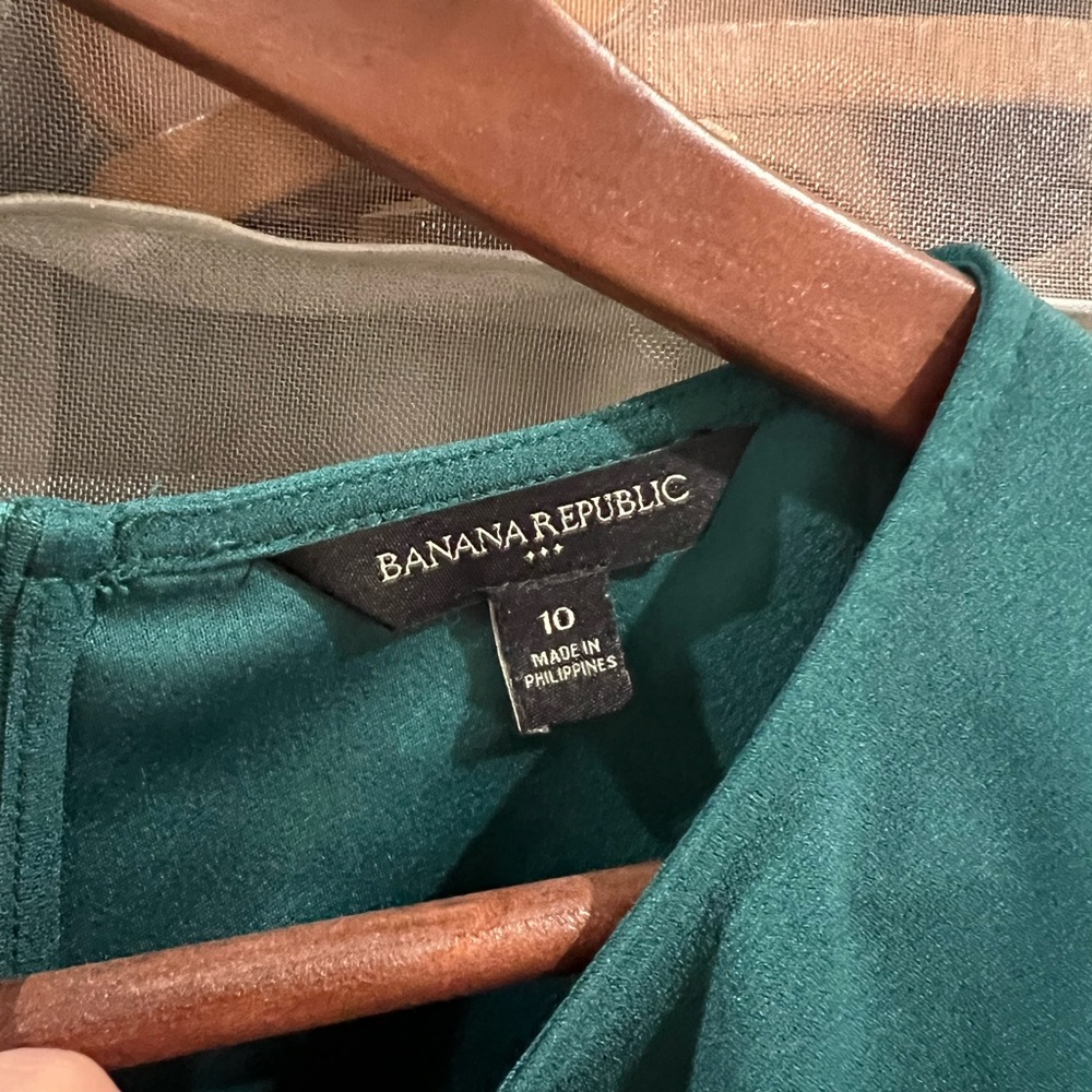 Banana Republic Forest Green Crepe Shift Dress with Tie Ruffle Cuffs 10 - Picture 2 of 3